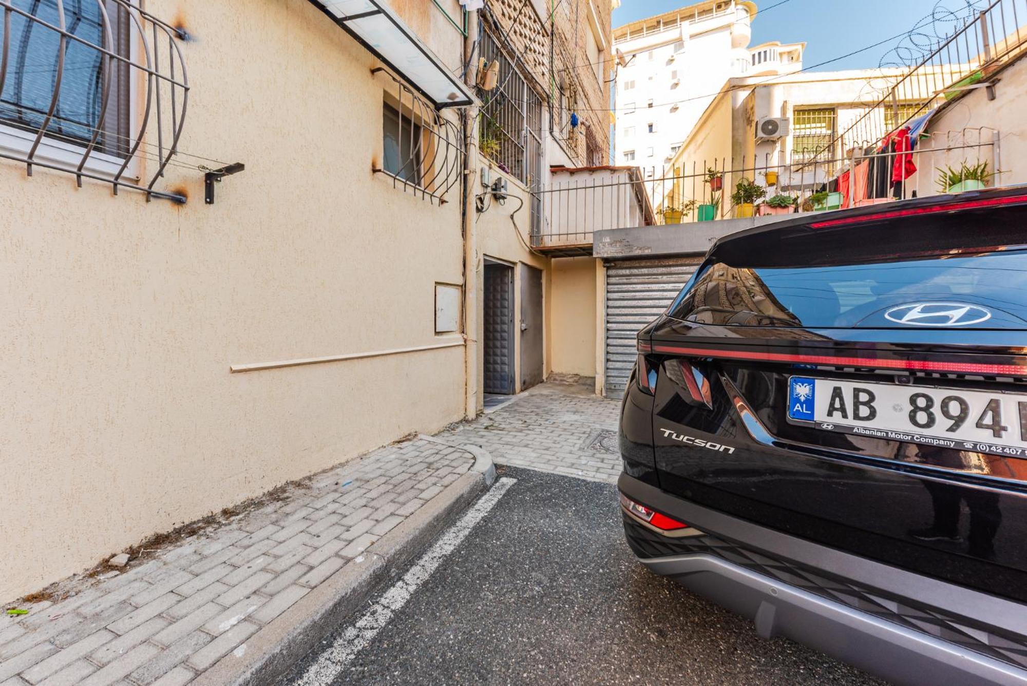 Noir Apartment By Kondo Stays Tirana Exterior foto